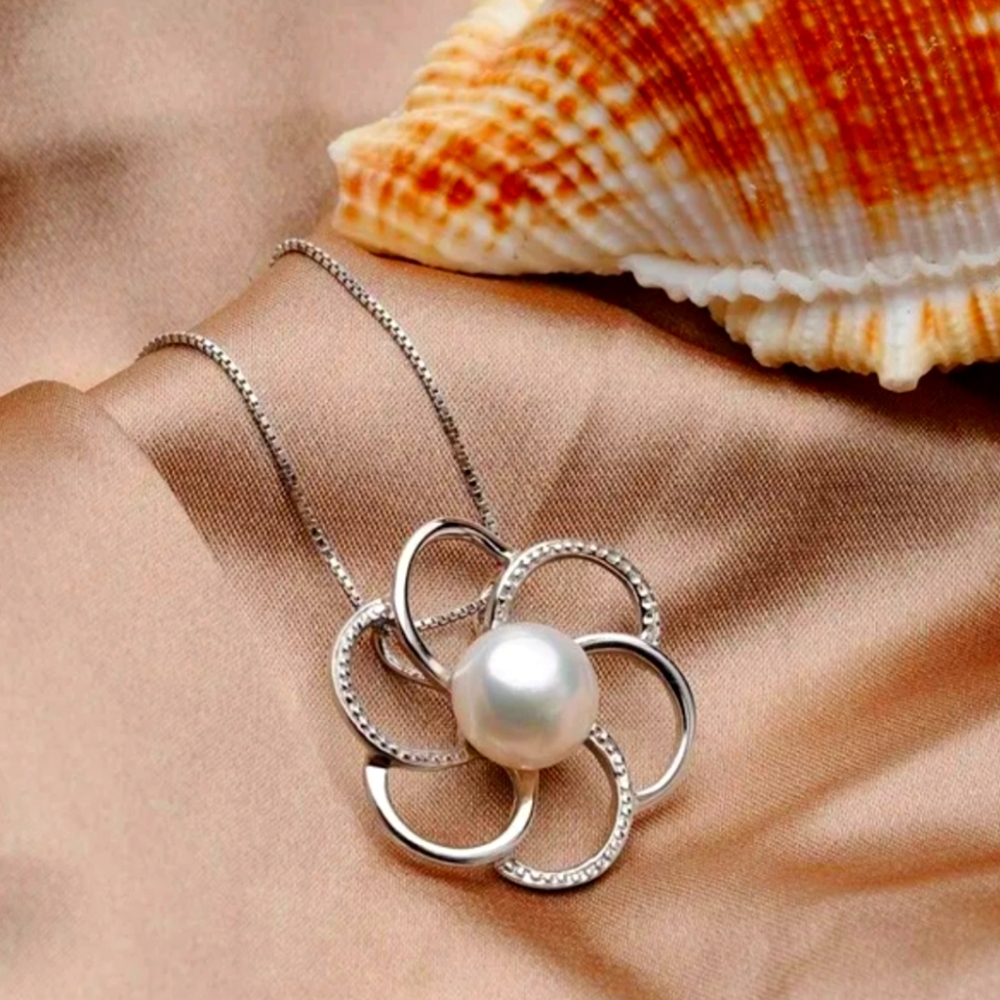 NWT Elegant Silver Pearl Flower Necklace